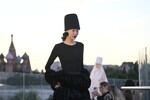 Показ мод в рамках Международного форума BRICS+ Fashion Summit и Московской недели моды на Парящем мосту в парке «Зарядье» в Москве, 28 августа 2025 года