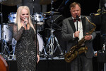 Певица Лариса Долина и саксофонист Игорь Бутман выступают на открытии Moscow Jazz Festival 2023 в Московском концертном зале «Зарядье»