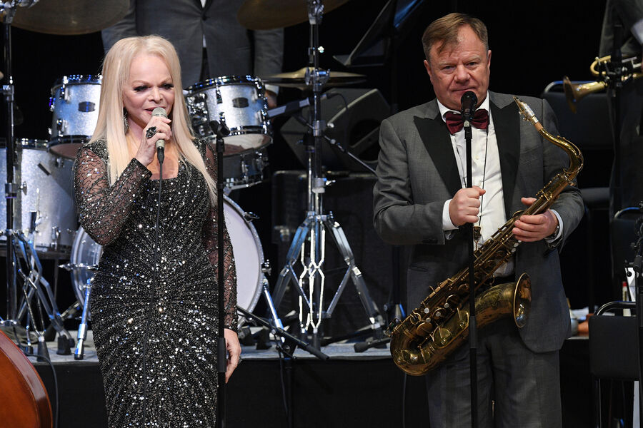Певица Лариса Долина и саксофонист Игорь Бутман выступают на&nbsp;открытии Moscow Jazz Festival 2023&nbsp;в&nbsp;Московском концертном зале &laquo;Зарядье&raquo;