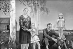 Репродукция картины Елены Романовой «Семья Василия Шукшина», писатель Василий Шукшин, актриса Лидия Федосеева-Шукшина и дочери Маша и Оля, 1984 год