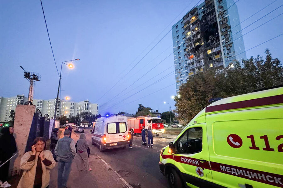Автомобили скорой помощи и пожарной службы на&nbsp;месте попадания БПЛА в&nbsp;многоквартирный дом в&nbsp;Спортивном проезде в&nbsp;Раменском, 10&nbsp;сентября 2024&nbsp;года