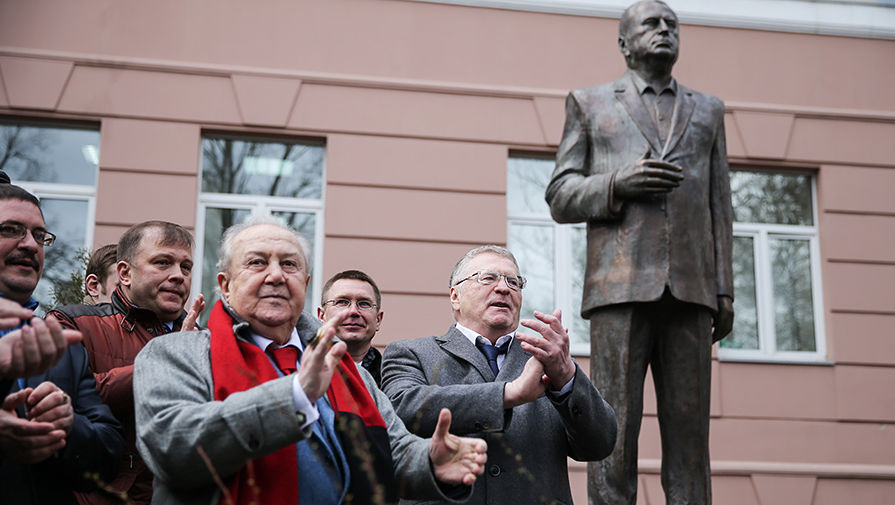 Президент Российской академии художеств, скульптор Зураб Церетели и лидер ЛДПР Владимир Жириновский на&nbsp;церемонии открытия трехметровой скульптуры В. Жириновского во дворе Института мировых цивилизаций