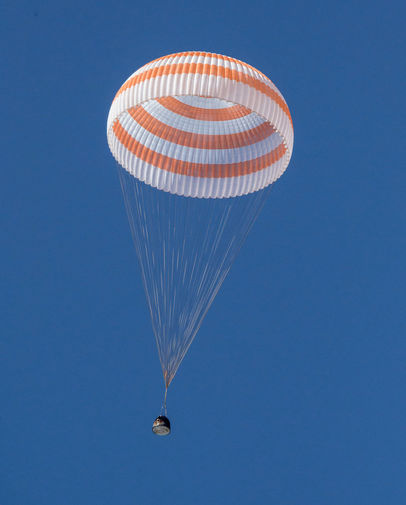 Космический корабль &laquo;Союз МС-17&raquo; с&nbsp;членами экипажа МКС во время приземления в&nbsp;степи Казахстана, 17&nbsp;апреля 2021&nbsp;года
