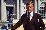 <b>«Великий Гэтсби», (1974) </b>
<br><br>
Еще одной значимой работой в фильмографии Рэдфорда стала экранизация «Великий Гэтсби» Джека Клейтона по роману Фрэнсиса Фицджеральда. По сюжету фильма некий загадочный и эксцентричный миллиардер Джей Гэтсби устраивает роскошные вечеринки ради одной цели – снова встретиться с бывшей девушкой Дейзи. Правда, она уже вышла замуж до того, как герой нажил состояние. История, ставшая отражением эпохи ревущих 20-х, удостоилась двух «Оскаров», трех премий BAFTA и «Золотого глобуса». 