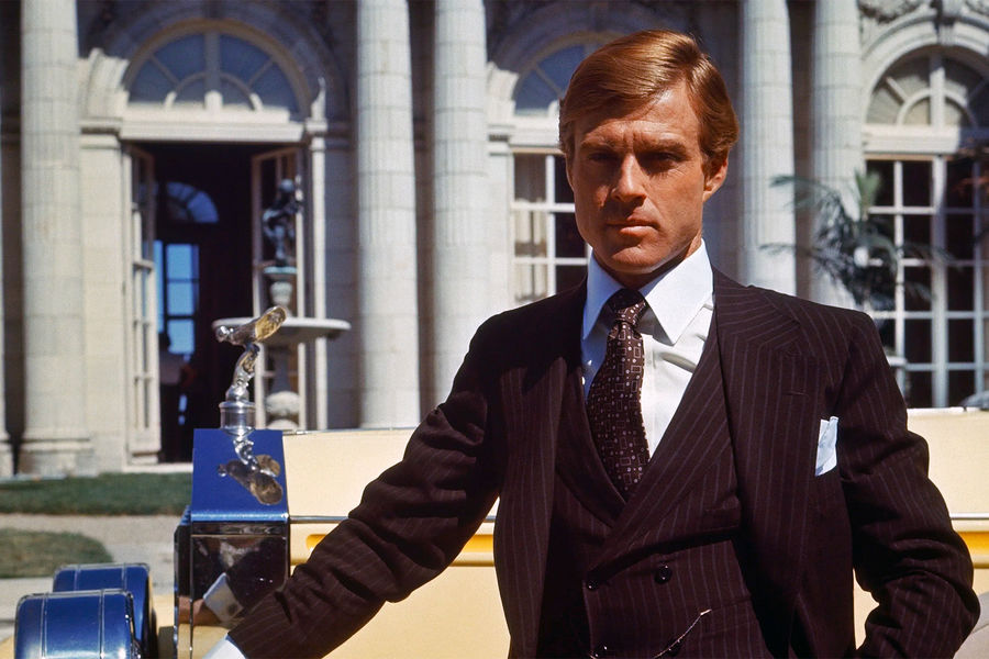 <b>«Великий Гэтсби», (1974) </b>
<br><br>
Еще одной значимой работой в&nbsp;фильмографии Рэдфорда стала экранизация «Великий Гэтсби» Джека Клейтона по&nbsp;роману Фрэнсиса Фицджеральда. По&nbsp;сюжету фильма некий загадочный и эксцентричный миллиардер Джей Гэтсби устраивает роскошные вечеринки ради одной цели &ndash; снова встретиться с&nbsp;бывшей девушкой Дейзи. Правда, она уже вышла замуж до&nbsp;того, как герой нажил состояние. История, ставшая отражением эпохи ревущих 20-х, удостоилась двух «Оскаров», трех премий BAFTA и «Золотого глобуса». 