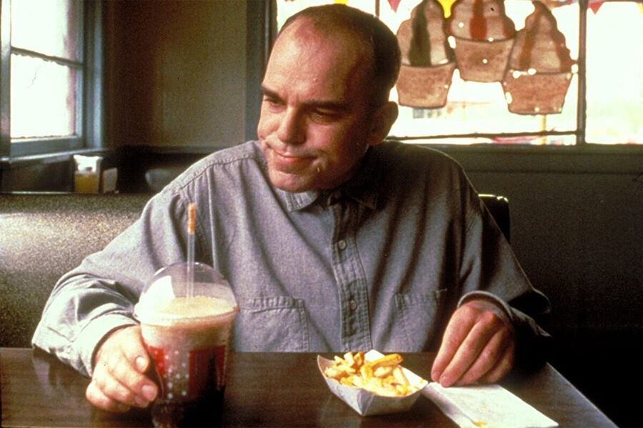 <b>&laquo;Отточенное лезвие&raquo; (1995)</b>
<br><br>
По&nbsp;состоянию на&nbsp;1995 год Билли Боб Торнтон был достаточно известный актером, но, что называется, средней (в лучшем случае) руки: он уже как 10&nbsp;лет снимался активно, однако это были либо второстепенные роли в&nbsp;нормальных проектах, либо вообще проекты плохие (как, например, комедия &laquo;Всех за&nbsp;борт&raquo;, ставшая дебютной для&nbsp;Адама Сэндлера и едва не поставившая на&nbsp;нем крест). 