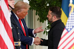 Президент США Дональд Трамп и президент Украины Владимир Зеленский во время встречи, 18 августа 2025 года
