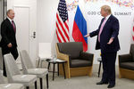 Президент России Владимир Путин и президент США Дональд Трамп во время встречи на полях саммита G20 в Осаке, 28 июня 2019 года