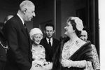 Президент Франции Шарль де Голль и королева-мать Елизавета во время встречи в Париже, 1959 год