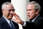Госсекретарь США Колин Пауэлл и 43-й президент США (2001—2009) Джордж Буш-младший, 2004 год 