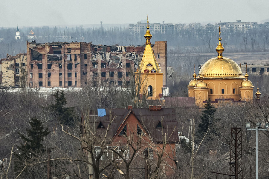 Вид на&nbsp;церковь, разрушенное здание и Авдеевку, февраль 2024&nbsp;года