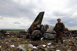 Представитель ополчения на месте падения военно-транспортного самолета ИЛ-76 ВВС Украины, сбитого ополченцами Луганска