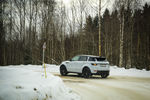 Одна из главных «фишек» Range Rover Evoque – очень нейтральная управляемость. Благодаря опциональной трансмиссии Active Driveline автомобиль практические не знает слова «снос». И даже если откровенно переборщить со скоростью на входе в поворот, он все равно каким-то магическим способом повернет!