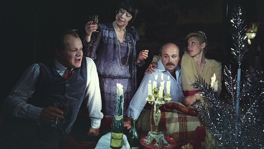 <b>«Старый Новый год» (1980).</b> Слева направо: Петр Щербаков, Евгения Ханаева, Александр Калягин и Ирина Мирошниченко. Работа над&nbsp;фильмом началась летом, однако стол нужно было накрыть по-новогоднему, а деликатесы &ndash; экономить. Так, два батона дефицитной салями пришлось растянуть на&nbsp;две недели съемок, и актеры очень медленно ели колбасу, нарезанную тончайшими ломтиками. 