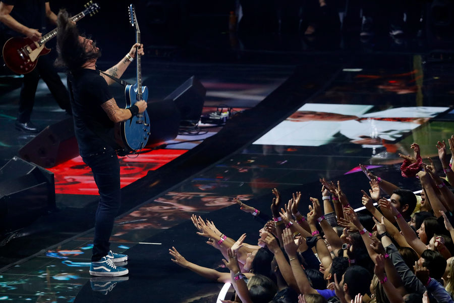 Группа Foo Fighters во время выступления на&nbsp;MTV Video Music Awards 2021
