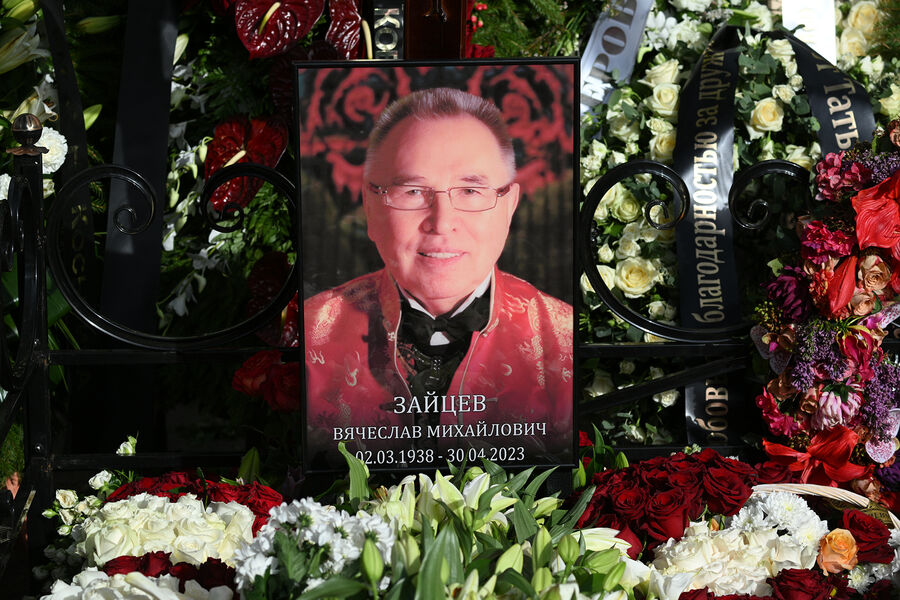 Портрет и цветы на&nbsp;могиле модельера Вячеслава Зайцева на&nbsp;Жегаловском кладбище в&nbsp;подмосковном Щелково, 4&nbsp;мая 2023&nbsp;года