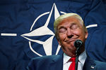 Дональд Трамп подписал протокол о присоединении Черногории к Организации Североатлантического договора несмотря на то, что в ходе своей предвыборной кампании не раз высказывался о НАТО и роли США в союзе в скептическом и негативном ключе, 10 апреля 2017 года