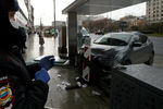 Сотрудник полиции на месте наезда легкового автомобиля на автобусную остановку на Садовой-Триумфальной улице в центре Москвы, 5 ноября 2020 года 