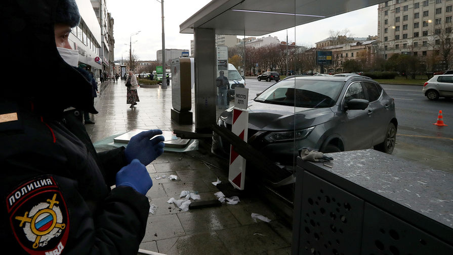 Сотрудник полиции на месте наезда легкового автомобиля на автобусную остановку на Садовой-Триумфальной улице в центре Москвы, 5 ноября 2020 года