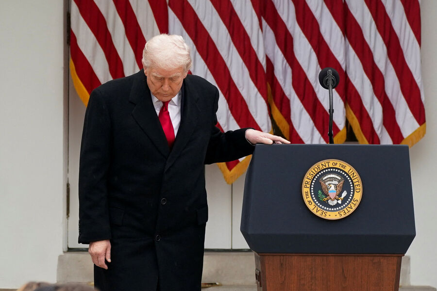 Президент США Дональд Трамп во время ежегодной церемонии помилования индеек ко Дню благодарения в&nbsp;Розовом саду Белого дома в&nbsp;Вашингтоне, США, 25&nbsp;ноября 2025&nbsp;года