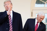 Президент США Дональд Трамп, вице-президент Майк Пенс и служебный пес Конан у Белого дома в Вашингтоне, 25 ноября 2019 года
