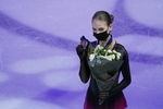 Александра Трусова со своей бронзовой медалью во время церемонии награждения, 26 марта 2021 года