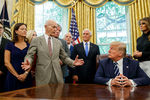 Майкл Коллинз (третий слева) в кабинете бывшего президента США Дональда Трампа, 19 июля 2019 года 