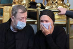 Режиссер Павел Лунгин и вдова Петра Мамонова Ольга во время церемонии прощания, 17 июля 2021 года