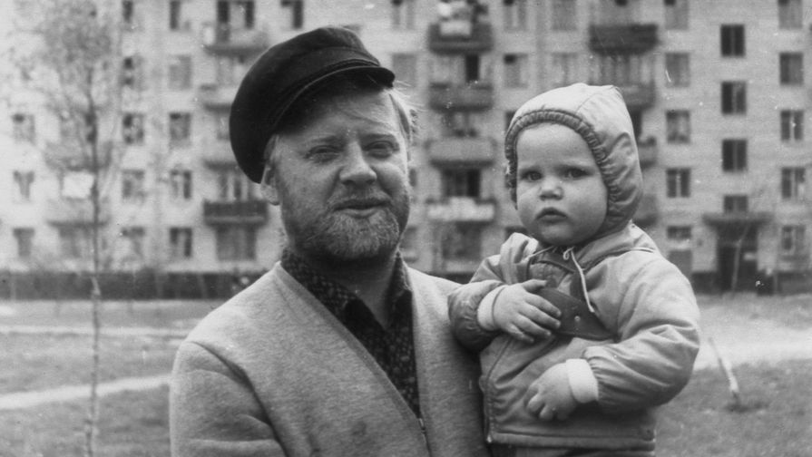 Юрий Визбор с дочкой. Фото из личного архива Визбора