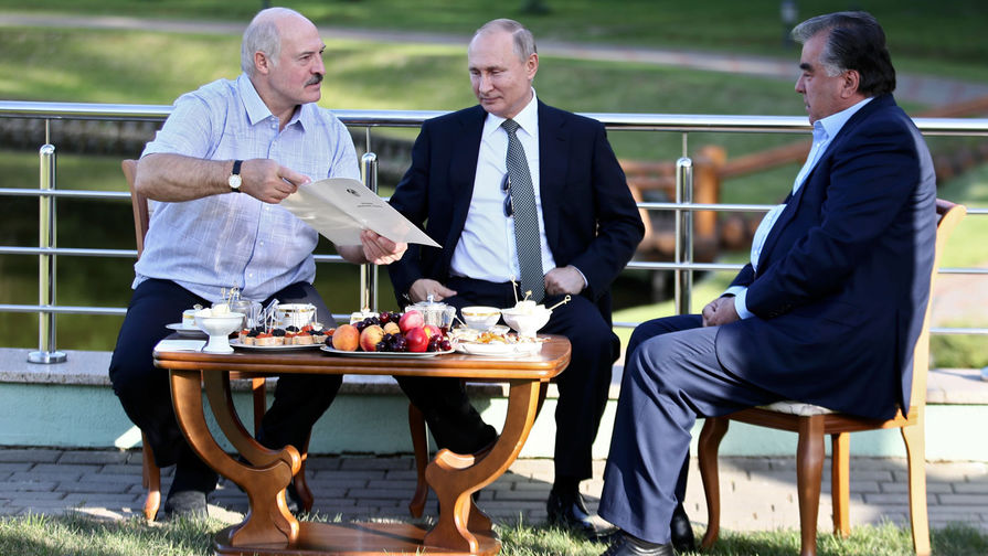 Президент России Владимир Путин, президент Таджикистана Эмомали Рахмон (справа) и президент Белоруссии Александр Лукашенко (слева) во время неформальной встречи в резиденции в Минске, 30 июня 2019 года