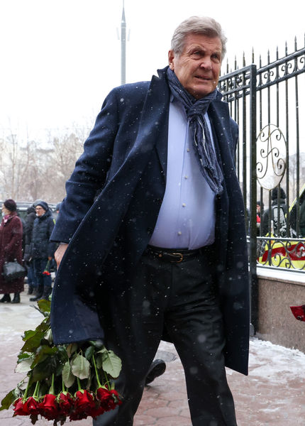 Певец Лев Лещенко у&nbsp;здания театрально-концертного музыкального объединения &laquo;Градский Холл&raquo; в&nbsp;Москве во время церемонии прощания с&nbsp;народным артистом России, певцом Александром Градским, 1&nbsp;декабря 2021&nbsp;года 