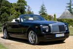<b>Phantom Convertible Coupe</b>
<br><br>
Кабриолет Phantom Convertible Coupe был представлен в 2007 году в США, и стал первым в своем роде автомобилем, который проиллюстрировал представление современного человека о богатой жизни. А всему виной многочисленные рэперы и поп-исполнители, которые в обязательном порядке снимали этот четырехместный кабриолет в своих клипах, чтобы показать, как выглядит «удавшаяся» жизнь состоятельного человека. В результате кабриолет Rolls-Royce Phantom стал таким же знаковым атрибутом роскоши, как, например, часы марки Rolex. Купе Rolls-Royce, способное вместить 4 человека, было и до сих пор считается некоторыми воплощением роскоши премиум-класса.

