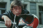 В кино Караченцов играл с конца 1960-х, в 1975-м стал известен после мелодрамы «Старший сын», а в 1979-м его полюбили все — после роли гангстера Урри, пытающегося украсть новейшие советские разработки, в фильме «Приключения Электроника»