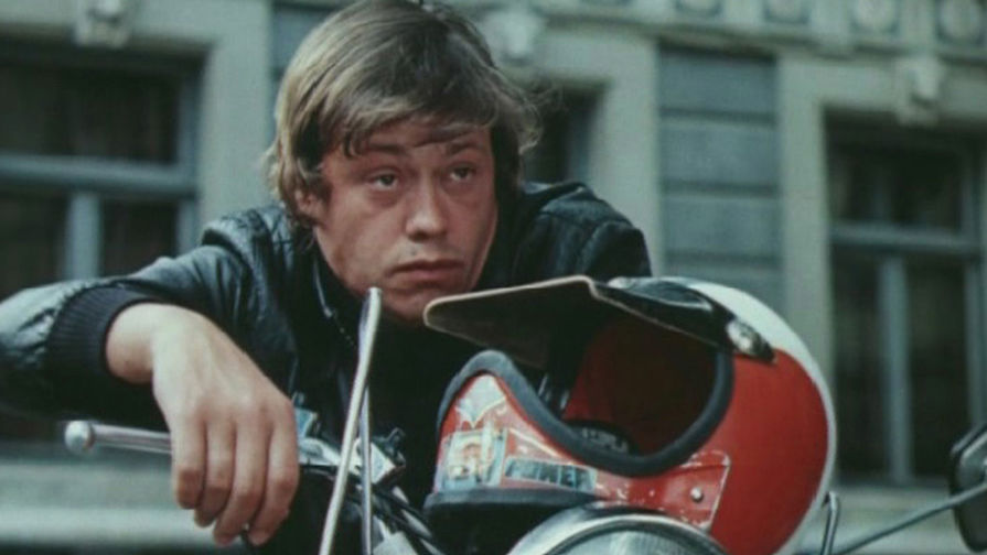 В кино Караченцов играл с конца 1960-х, в 1975-м стал известен после мелодрамы «Старший сын», а в 1979-м его полюбили все — после роли гангстера Урри, пытающегося украсть новейшие советские разработки, в фильме «Приключения Электроника»