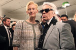 Тильда Суинтон и Карл Лагерфельд перед показом Chanel в Сеуле