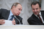 Президент России Владимир Путин и вице-премьер РФ Аркадий Дворкович (слева направо) во время совместного заседания Совета при президенте Российской Федерации по развитию физической культуры и спорта и организационного комитета «Россия-2018» по подготовке и проведению чемпионата мира. 8 декабря 2015 года.
