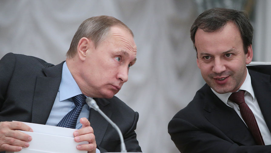 Президент России Владимир Путин и вице-премьер РФ Аркадий Дворкович (слева направо) во время совместного заседания Совета при президенте Российской Федерации по развитию физической культуры и спорта и организационного комитета «Россия-2018» по подготовке и проведению чемпионата мира. 8 декабря 2015 года.
