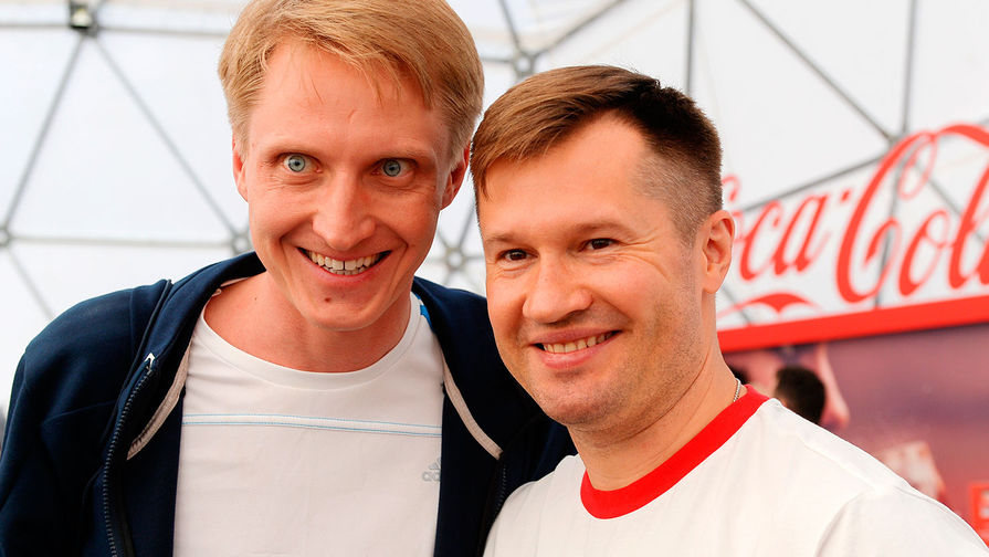 Спортсмены Иван Скобрев и Алексей Немов перед началом благотворительного забега «Бегущие сердца»