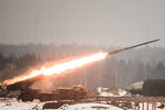 Показательный удар из реактивной системы залпового огня «Ураган» на полигоне Луга в Ленинградской области в День ракетных войск и артиллерии