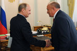Президент России Владимир Путин и временно исполняющий обязанности главы Удмуртии Александр Соловьев во время встречи в Ново-Огарево, август 2014 года