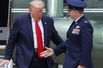 Президент США Дональд Трамп перед запуском космического корабля Crew Dragon на стартовой площадке на мысе Канаверал, штат Флорида, США, 30 мая 2020 года