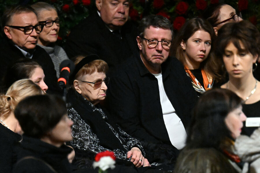 Вдова А. Ширвиндта Наталья Белоусова и сын Михаил на&nbsp;церемонии прощания с&nbsp;народным артистом в&nbsp;Московском академическом театре сатиры, 18&nbsp;марта 2024&nbsp;года