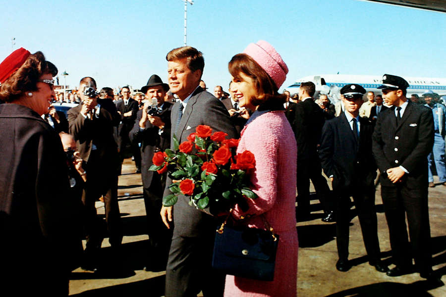 Джон Кеннеди с&nbsp;супругой Жаклин в&nbsp;день гибели, 22&nbsp;ноября 1963&nbsp;года