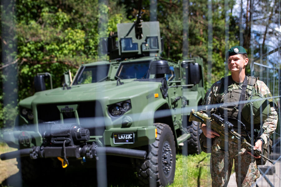 Военнослужащий литовской армии патрулирует вблизи места проведения саммита НАТО в&nbsp;Вильнюсе, 10&nbsp;июля 2023&nbsp;года