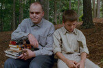<b>«Отточенное лезвие» (1995)</b>
<br><br>
Поняв, что Голливудские холмы к нему не идут, Торнтон решил пойти к ним сам: написал, выступил режиссером и сыграл главную роль в «Отточенном лезвии», которое сделало его суперзвездой. Драма об антисоциальном человеке, выходящем из психиатрической клиники, принесла своему автору первый (и пока что единственный) «Оскар» — за адаптированный сценарий. А также актерскую номинацию.