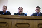Премьер-министр ЛНР Геннадий Цыпкалов, глава Луганской народной республики Игорь Плотницкий и председатель Верховного совета ЛНР Алексей Карякин (слева направо) на заседании парламента ЛНР второго созыва, 2014 год