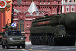 Автомобиль УАЗ «Пикап» с пулеметной установкой на фоне комплекса РС-24 «Ярс» на параде, посвященном 73-й годовщине Победы в Великой Отечественной войне, 9 мая 2018 года