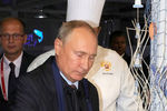 Президент России Владимир Путин во время посещения выставки в рамках ВЭФ «Улица Дальнего Востока» на набережной Дальневосточного федерального университета на острове Русский, 11 сентября 2018 года