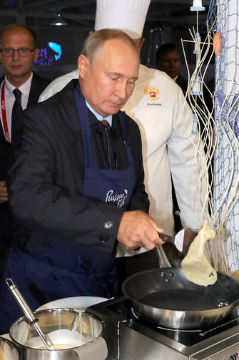 Президент России Владимир Путин во время посещения выставки в&nbsp;рамках ВЭФ &laquo;Улица Дальнего Востока&raquo; на&nbsp;набережной Дальневосточного федерального университета на&nbsp;острове Русский, 11 сентября 2018 года