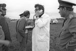 Медики и авиаторы на месте трагедии, 4 июня 1989 года